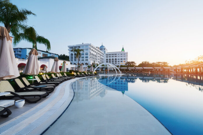 incentivi fiscali hotel,ristrutturazione alberghi,efficienza energetica,turismo,bonus mobili alberghi,credito d'imposta digitalizzazione hotel,sostenibilità settore alberghiero,innovazione tecnologica,finanziamenti settore turistico,detrazioni fiscali turismo,turismo sostenibile,incentivi rinnovamento infrastrutture turistiche,agevolazioni fiscali,settore ricettivo