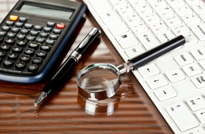 accessori-per-fare-affari-ufficio-sul-tavolo 2