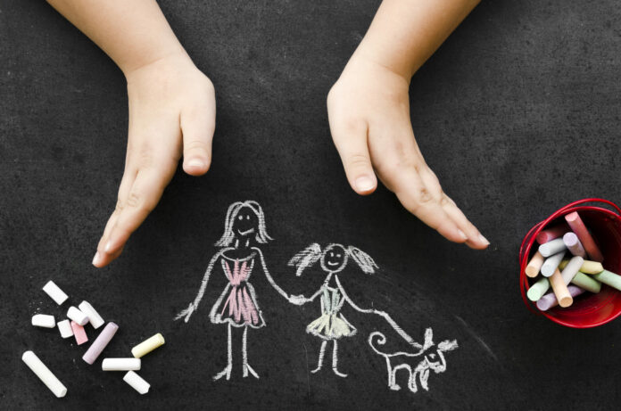 vista-dall-alto-disegno-di-gesso-con-mamma-single