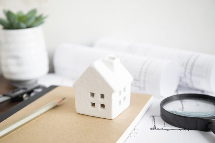 casa-del-giocattolo-su-notebook-e-bozza