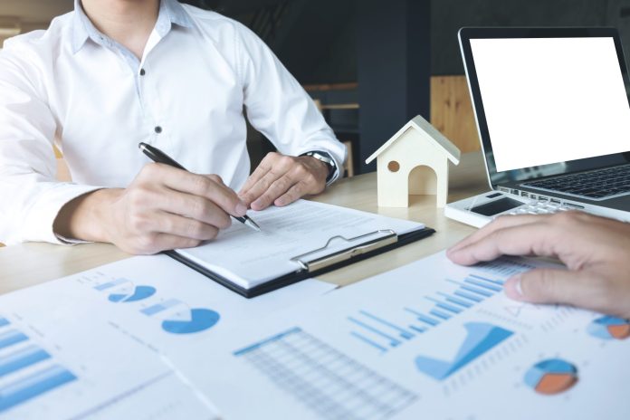 sezione-centrale-di-un-uomo-d-affari-che-spiega-un-documento-un-collega-ufficio