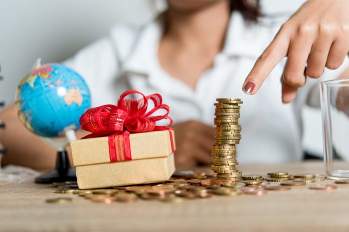 sezione-centrale-di-una-donna-che-indica-oggetti-sopra-il-tavolo