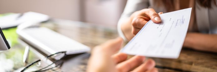 una-donna-d-affari-da-un-assegno-al-suo-collega